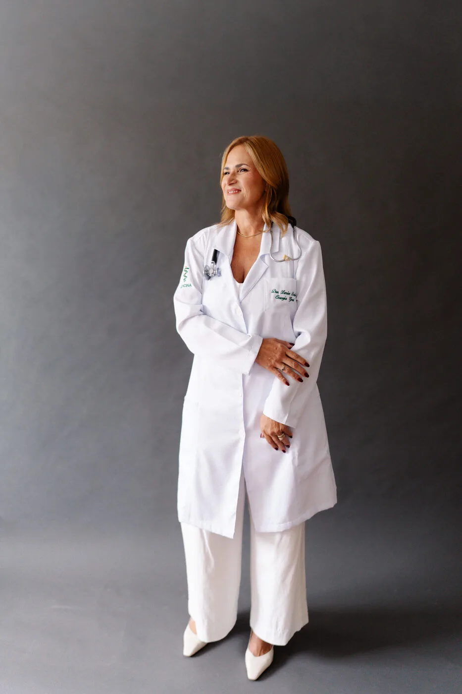 Dra. Lenise Durão, Cirurgiã Geral, de jaleco branco
